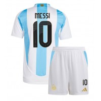 Camisa de Futebol Argentina Lionel Messi #10 Equipamento Principal Infantil Copa America 2024 Manga Curta (+ Calças curtas)